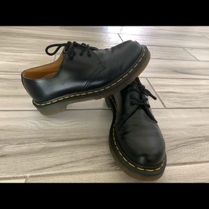 Dr. Martens, like new, black leather Women 6 shoe
